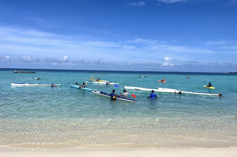 Sept membres de la fédération polynésienne de kayak et surfski ont proposé une initiation au kayak aux jeunes de l'atoll. ©Teraumihi Tane