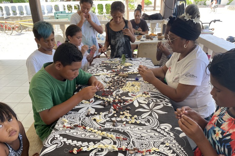 Des ateliers culturels de confection de colliers en coquillage ou de tressages étaient proposés aux enfants. ©Teraumihi Tane Des ateliers culturels de confection de colliers en coquillage ou de tressages étaient proposés aux enfants. ©Teraumihi Tane