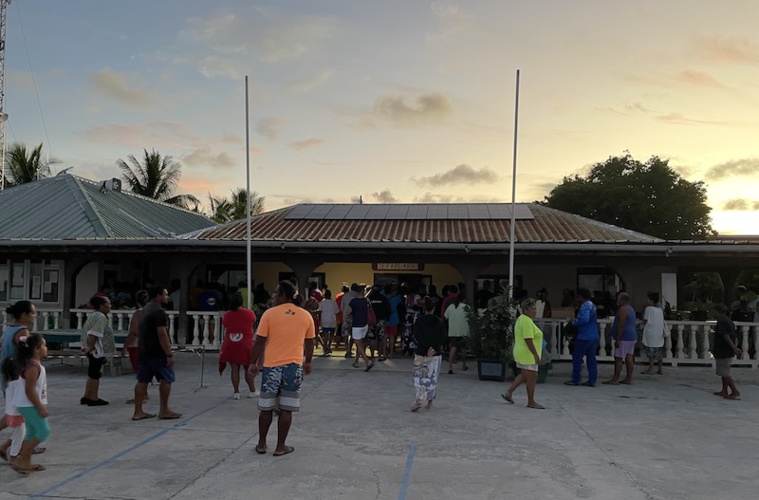 La foule était présente dès l'aube place Tokere, et attendait avec impatience l'ouverture du marché. ©Teraumihi Tane La foule était présente dès l'aube place Tokere, et attendait avec impatience l'ouverture du marché. ©Teraumihi Tane
