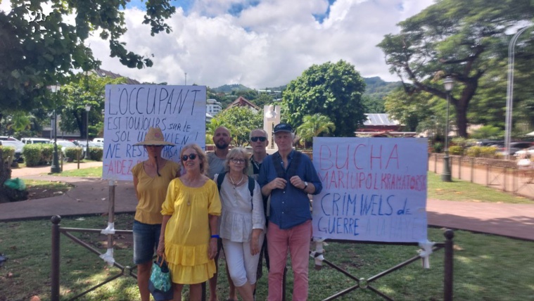 Ukrainiens et Russes se sont rassemblés pour soutenir l'Ukraine à Papeete Ukrainiens et Russes se sont rassemblés pour soutenir l'Ukraine à Papeete