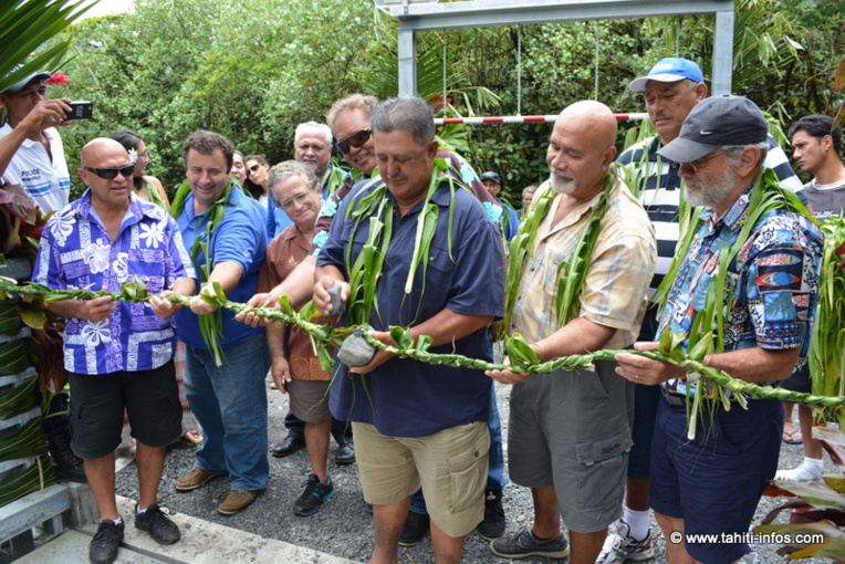 De gauche à droite : Vetea Aveamai (maire de Papenoo), Yann Wolff (directeur technique de Marama Nui), Yves Doudoute (association Haururu), Dauphin Domingo (maire de Tiarei et de Hitiaa o te Ra), Vito Tchoun-Yao (le maire délégué de Mahaena, derrière M. Domingo), Willy Mac Carthy (adjoint au maire de Tiarei), et Jacky Drollet (maire de Hitia). De gauche à droite : Vetea Aveamai (maire de Papenoo), Yann Wolff (directeur technique de Marama Nui), Yves Doudoute (association Haururu), Dauphin Domingo (maire de Tiarei et de Hitiaa o te Ra), Vito Tchoun-Yao (le maire délégué de Mahaena, derrière M. Domingo), Willy Mac Carthy (adjoint au maire de Tiarei), et Jacky Drollet (maire de Hitia).