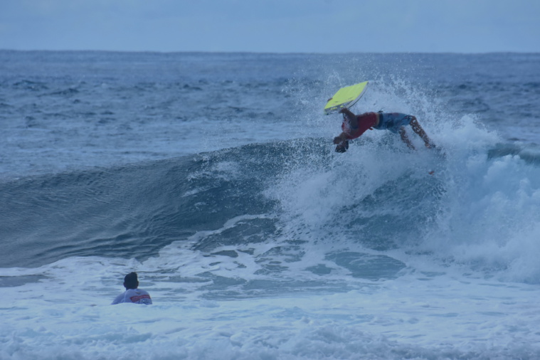 Jacky Hutia, 34 ans, qui s'était blessé au dos il y a deux ans à Rangiroa, a réussi son entrée en lice en terminant premier de sa série. Jacky Hutia, 34 ans, qui s'était blessé au dos il y a deux ans à Rangiroa, a réussi son entrée en lice en terminant premier de sa série.