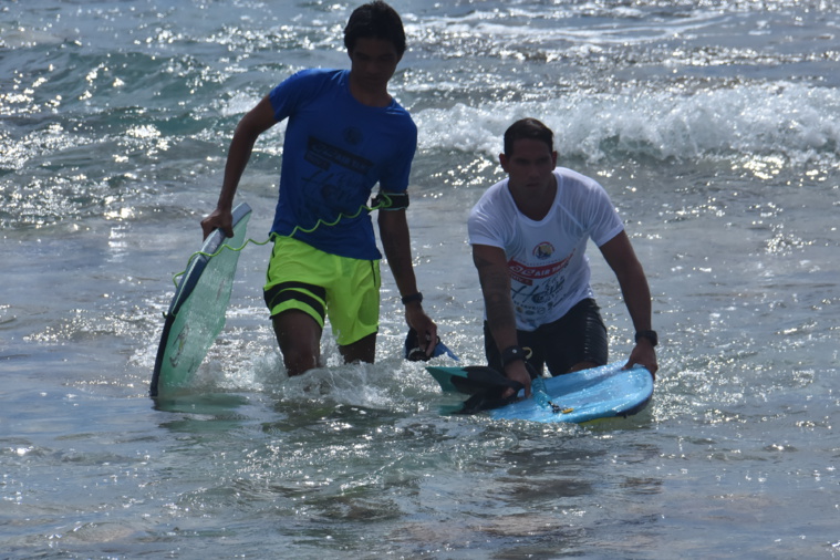 Les locaux du spot de Avatoru, Vaimanu Rochet (en blanc) qui s'est qualifié directement pour les quarts de finale en bodyboard. Son camarade, Tevahitua Pohue devra passer par les repêchages. Les locaux du spot de Avatoru, Vaimanu Rochet (en blanc) qui s'est qualifié directement pour les quarts de finale en bodyboard. Son camarade, Tevahitua Pohue devra passer par les repêchages.
