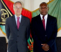 Le nouvel ambassadeur de France à Vanuatu, Alain du Boispéan, et le Président de la République de cet archipel, Baldwin Lonsdale. (Crédit photo : AMABSSADE DE FRANCE À VANUATU)