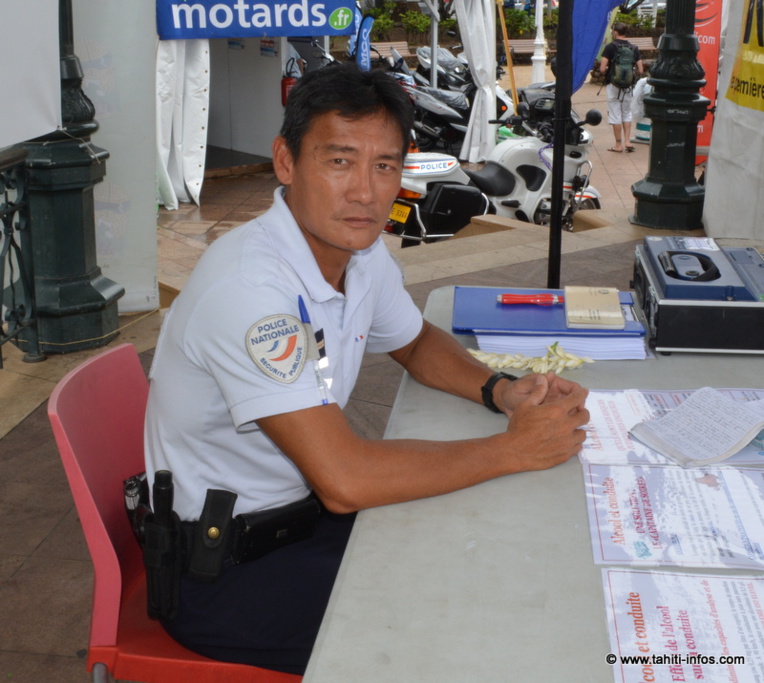 Le brigadier Bruno Lamy est là pour conseiller les motards sur leur sécurité et sur la loi Le brigadier Bruno Lamy est là pour conseiller les motards sur leur sécurité et sur la loi