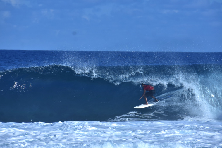 Le premier tube de la journée de mardi a été pour Tereva David, vainqueur de la première série en surf.