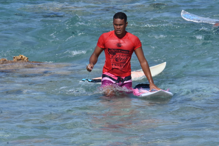 Les locaux du spot de Avatoru, comme Teare Teinaore, ont été solides pour leur entrée en lice en surf. Les locaux du spot de Avatoru, comme Teare Teinaore, ont été solides pour leur entrée en lice en surf.