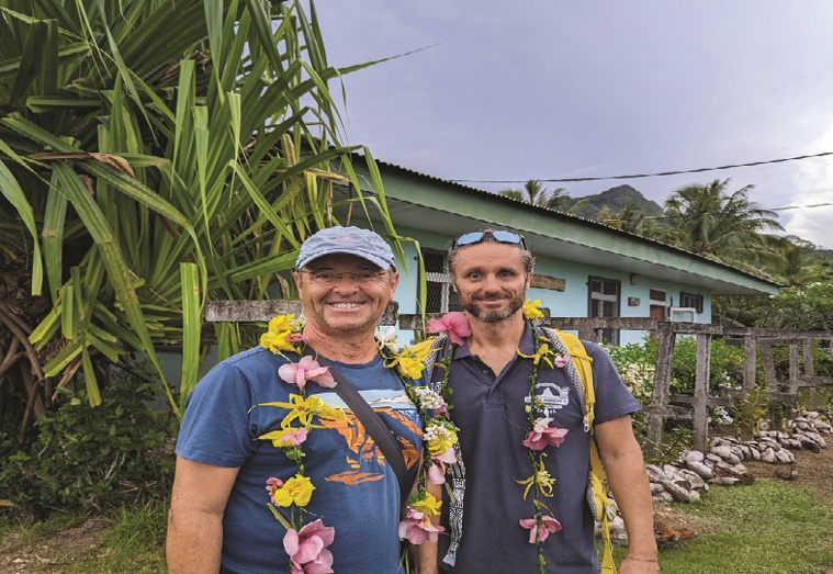 Sylvain Gudjahr (chargé de mission auprès du Lycée d'Opunohu de Moorea à droite) et David Koehler (professeur principal de la classe de seconde de Huahine à gauche. Sylvain Gudjahr (chargé de mission auprès du Lycée d'Opunohu de Moorea à droite) et David Koehler (professeur principal de la classe de seconde de Huahine à gauche.