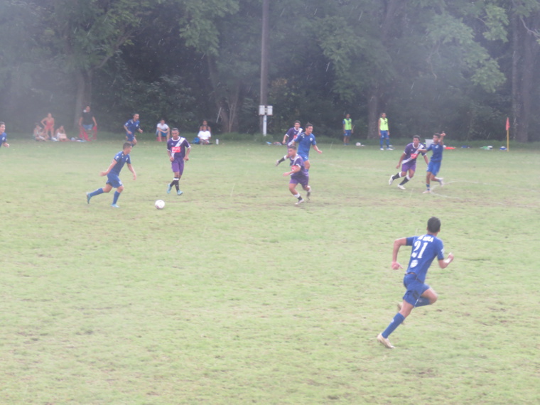 Grâce notamment à une bonne deuxième période, les joueurs de Mira (en bleu) ont pris le meilleur sur leurs rivaux de Tiare Hinano.