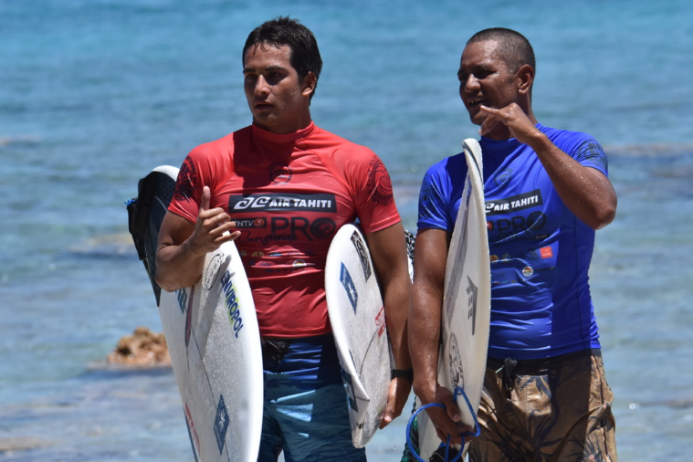 Mihimana Braye (en rouge) et Heiarii Williams étaient engagés dans la même série en 8e de finale. Dans les dernières secondes Williams a ravi la première place à Braye grâce à un petit tube. Mihimana Braye (en rouge) et Heiarii Williams étaient engagés dans la même série en 8e de finale. Dans les dernières secondes Williams a ravi la première place à Braye grâce à un petit tube.