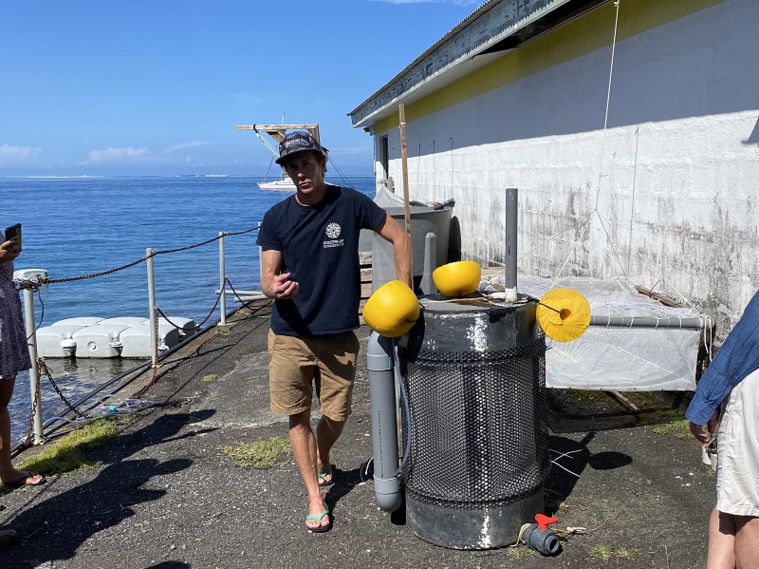 Corentin Salvan explique le fonctionnement d'une pompe a plancton. Un appareil indispensable pour l'élevage de marava. Crédit photo : Thibault Segalard Corentin Salvan explique le fonctionnement d'une pompe a plancton. Un appareil indispensable pour l'élevage de marava. Crédit photo : Thibault Segalard
