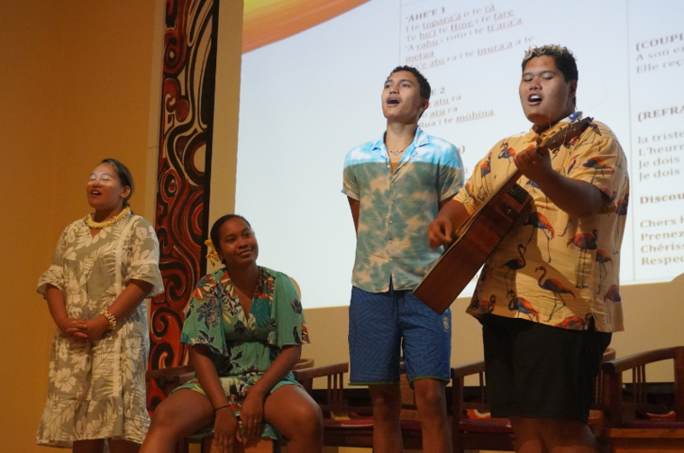 Un groupe d’élèves a joué en live devant le public. Un groupe d’élèves a joué en live devant le public.