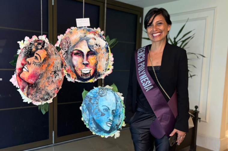 L'œuvre de Taina Calissi. "Un triptyque mobile double face qui intègre des miroirs pour que le spectateur interagisse avec l'œuvre et est en quelque sorte une partie de l'œuvre", explique-t-elle.