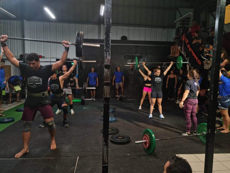 Grâce aux encouragements, plusieurs sportifs ont pu dépasser leur record aux snatchs.