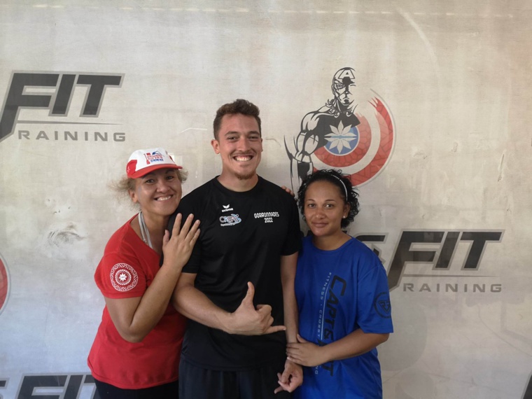 Manarii Edmunds entouré de sa mère et de sa femme.