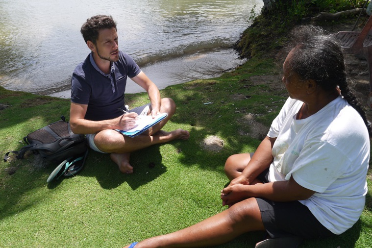 Dans le cadre de son étude, François Chassagne multiplie les entretiens avec les personnes qui pratiquent le rā'au Tahiti. © François Chassagne/IRD