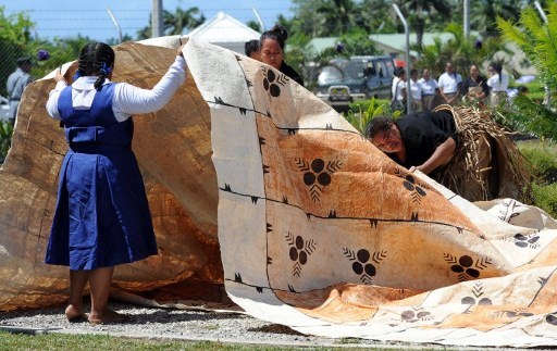 Dans les îles comme Tonga, Samoa, Fidji et Wallis et Futuna, le tapa a pourtant su conserver sa place.