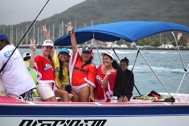 De nombreux supporters suivent la course à bord ou viennent assister aux départs ou aux arrivées. A Bora Bora, les hébergements touristiques sont combles pour ce week-end.