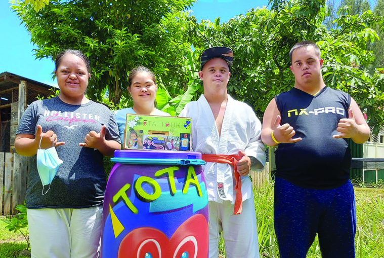 Des jeunes du centre Papa Nui devant un bidon rempli de tōta. Crédit photo : Stéphane Marandin. Des jeunes du centre Papa Nui devant un bidon rempli de tōta. Crédit photo : Stéphane Marandin.