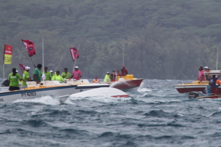 Hawaiki Nui Va'a: Un bateau accompagnateur de type Poti Marara chavire Hawaiki Nui Va'a: Un bateau accompagnateur de type Poti Marara chavire