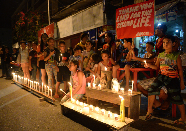 Philippines: un an après le typhon Haiyan, les survivants affluent pour se recueillir Philippines: un an après le typhon Haiyan, les survivants affluent pour se recueillir