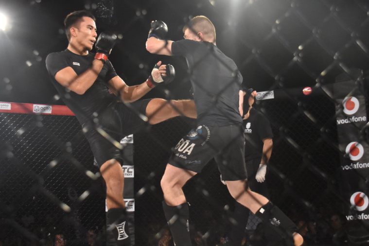 Julian Shlouch a signé, vendredi, face à Tony Di Gasparro, sa quatrième victoire en cinq combats amateurs de MMA. Julian Shlouch a signé, vendredi, face à Tony Di Gasparro, sa quatrième victoire en cinq combats amateurs de MMA.