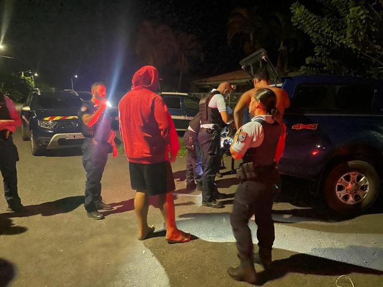 Les contrôles effectués par la gendarmerie à Papara samedi soir. Crédit photo : gendarmerie de Tahiti.