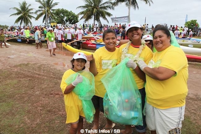 A Tahaa les bénévoles ramassent les détritus dès l'arrivée de la caravane Hawaiki Nui