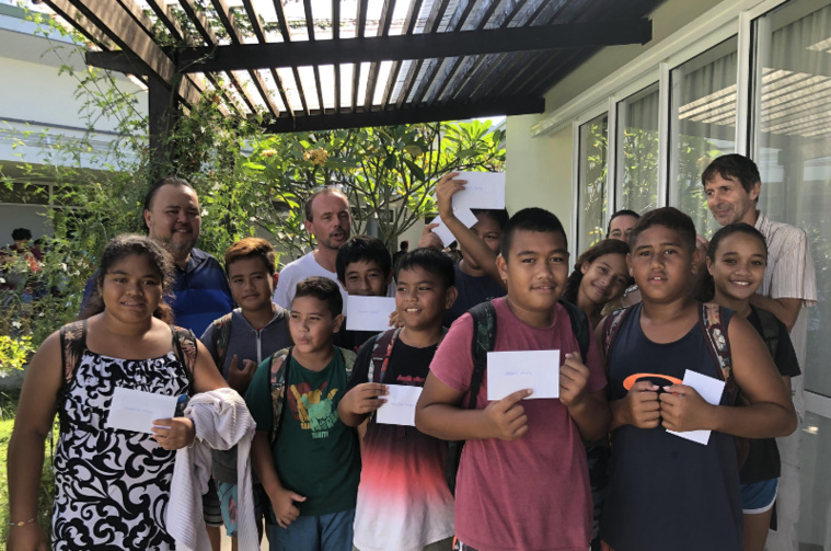 Une partie des élèves du collège de Teva I Uta lors de la remise des lots. Une partie des élèves du collège de Teva I Uta lors de la remise des lots.