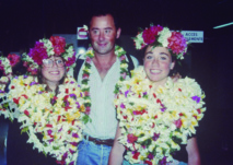 Avec son père Lucien et sa soeur Virginie, arrivée à Tahiti. Avec son père Lucien et sa soeur Virginie, arrivée à Tahiti.