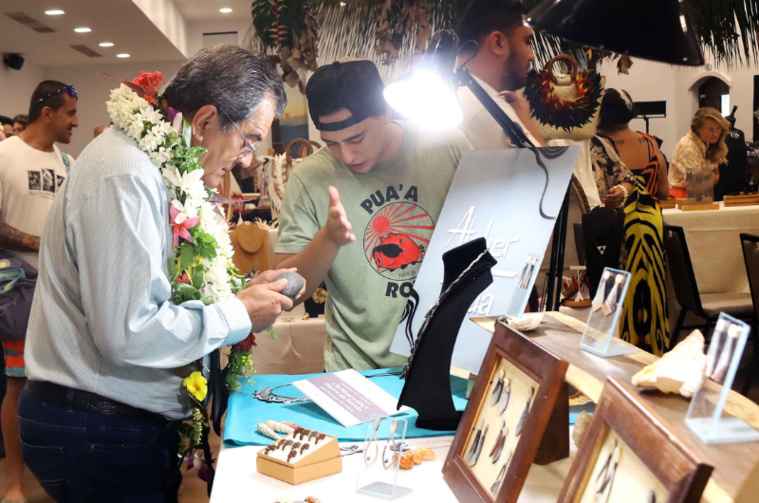 Édouard Fritch et Tamana Itchner, le fondateur de l’atelier du fenua. Édouard Fritch et Tamana Itchner, le fondateur de l’atelier du fenua.