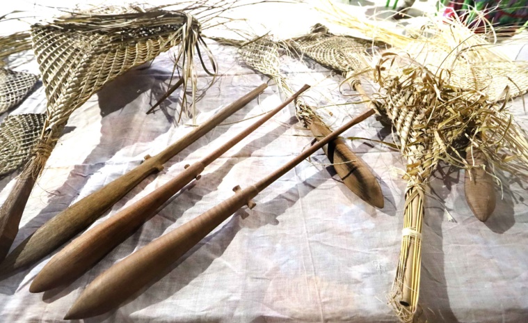 Les reproductions des éventails de la Société. Crédit photo : Présidence. Les reproductions des éventails de la Société. Crédit photo : Présidence.