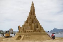 Brésil: un château de sable géant pour le livre des records Brésil: un château de sable géant pour le livre des records