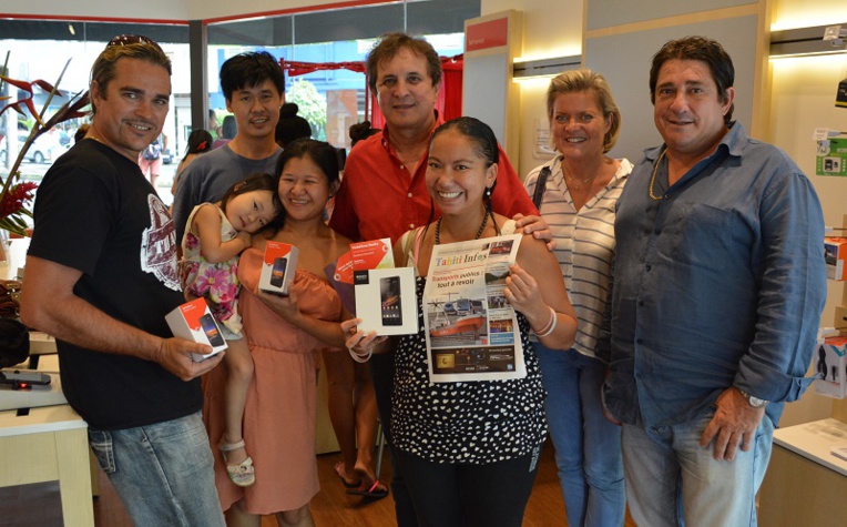 Les trois gagnants du concours et la direction de Tahiti Infos. De gauche à droite : Jérôme Schimtt, la famille Mou Chi Youk, Vaihiria Seigneur et Eric Minardi (gérant de Fenua Communication), Nathalie Montelle (notre rédactrice en chef) et enfin Alain Barbaroux (directeur du journal).