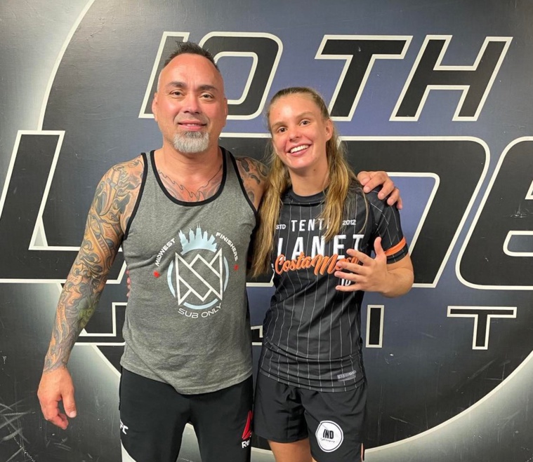 Marie Perin aux côtés d'Eddi Bravo, l'une des grosses références du jiu-jitsu brésilien.  (photo : Marie Perin)