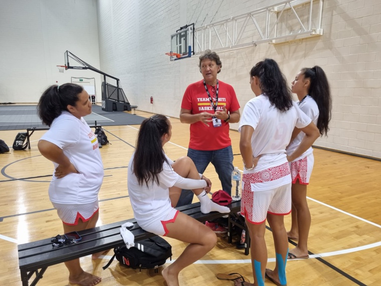 La légende du basket tahitien, Georgy Adams, ici en concertation avec la sélection avant leur entrée en lice à Singapour. (photo : Fédération tahitienne de basket-ball) La légende du basket tahitien, Georgy Adams, ici en concertation avec la sélection avant leur entrée en lice à Singapour. (photo : Fédération tahitienne de basket-ball)
