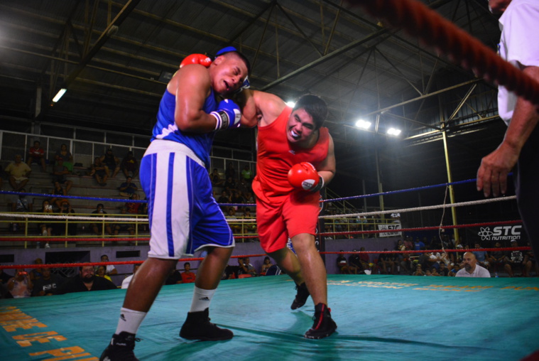 Yohan Vairaa (en rouge) a eu du mal à cadrer son adversaire kiwi, Elias Louie Taufa, dans la finale des super lourds.