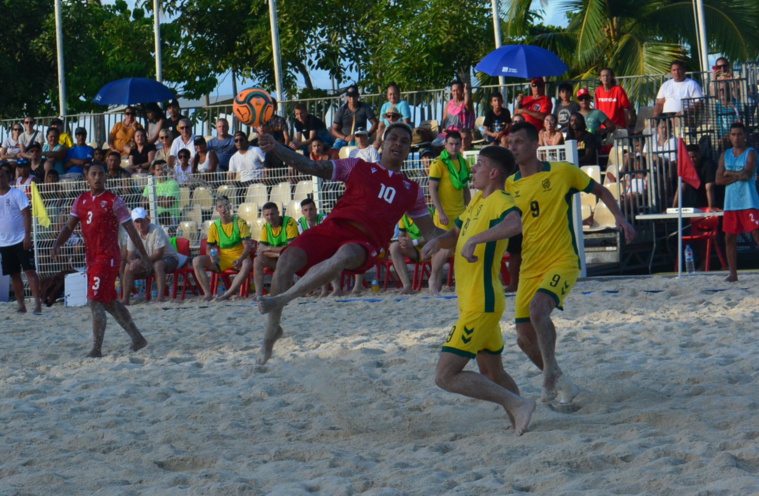 Tearii Labaste, toujours très agile sur le sable, s'est heurté à une solide défense lituanienne Tearii Labaste, toujours très agile sur le sable, s'est heurté à une solide défense lituanienne