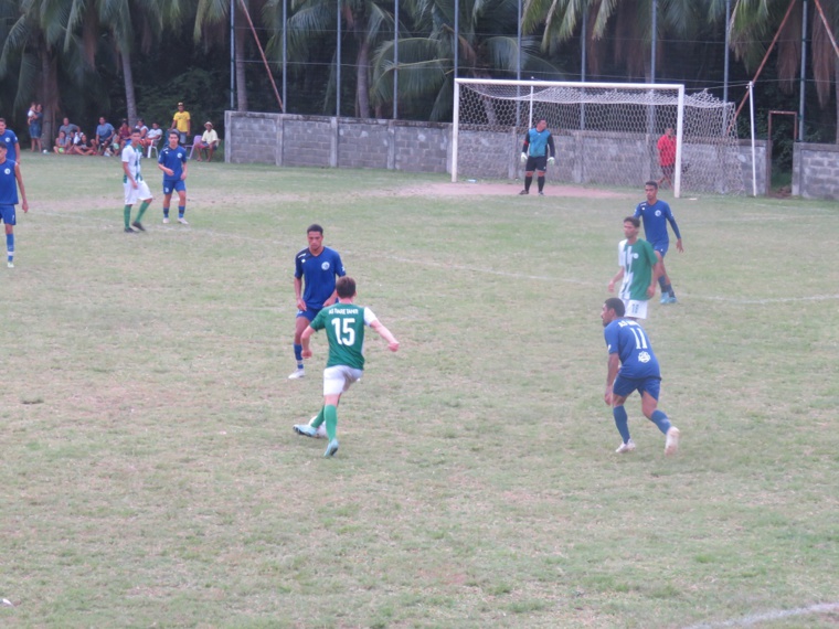 Les joueurs de Mira (en bleu) ont assuré l'essentiel, dimanche, face au leader actuel du championnat, Tiare Tahiti.