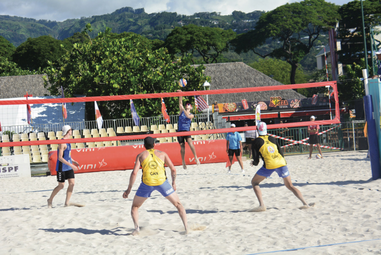 La compétition a démarré, mardi, au parc Paofai par un match d'accession au tableau principal du tournoi. La paire allemande Höppner-Rietschel (en bleu) a dominé le duo canadien, Girard-Gannett.