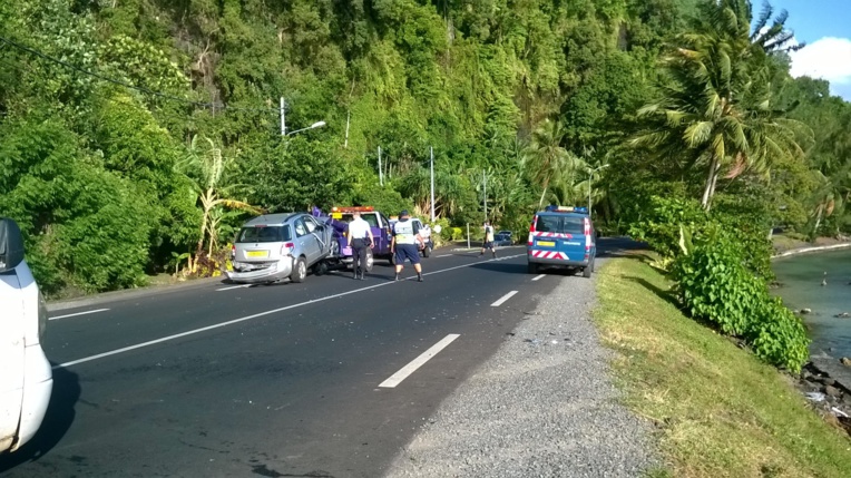 Deux voitures dans le lagon à Mara'a