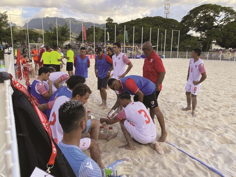 L'équipe des Tiki Toa lors du break de la deuxième reprise. Credit photo: Thibault Segalard. L'équipe des Tiki Toa lors du break de la deuxième reprise. Credit photo: Thibault Segalard.