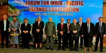 Le Premier ministre indien Narendra Modi entouré des dirigeants océaniens à l’occasion d’une rencontre au sommet à Suva