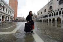 Le maire de Venise dément l'interdiction des valises à roulettes