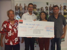 Philippe Kasztelan, Directeur Commercial de la Banque de Polynésie, remet le chèque à Jacqueline Lionet, Vice-Présidente de l’AAMAPF.