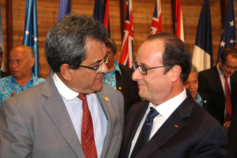 Comme le montre cette poignée de main chaleureusement échangée lors de la conférence régionale sur le changement climatique à Nouméa la semaine dernière, la confiance, voir la complicité semblent s'installer entre François Hollande et Edouard Fritch Comme le montre cette poignée de main chaleureusement échangée lors de la conférence régionale sur le changement climatique à Nouméa la semaine dernière, la confiance, voir la complicité semblent s'installer entre François Hollande et Edouard Fritch