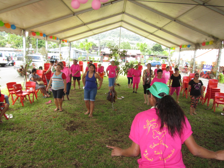 Les vahiné de la presqu'île ont eu droit à un programme d'information, mais aussi de détente au marché de Taravao.