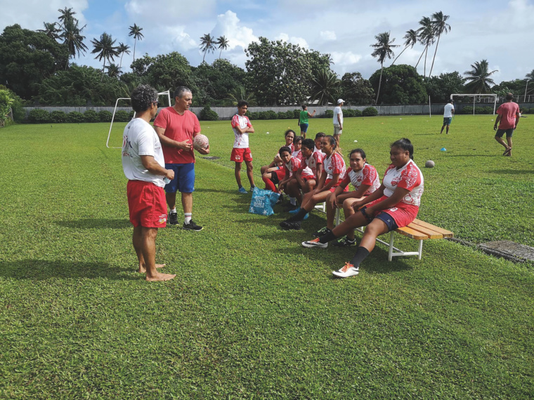 Avant le match, dernier briefing pour les Ma’o de Tumara ‘a. Avant le match, dernier briefing pour les Ma’o de Tumara ‘a.