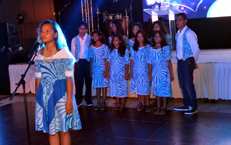 Les enfants du village ont remercié les donateurs avec un tour de chant Les enfants du village ont remercié les donateurs avec un tour de chant