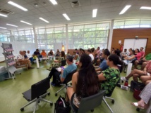 Le guide a été présenté jeudi midi à la bibliothèque universitaire. Le guide a été présenté jeudi midi à la bibliothèque universitaire.